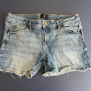 Worn a few times, GAP women’s medium wash denim shorts